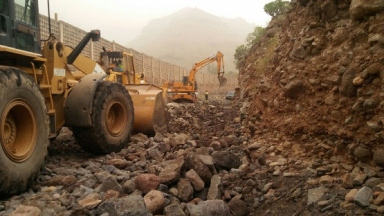 La vía rural de acceso a la playa de Veneguera, reabierta