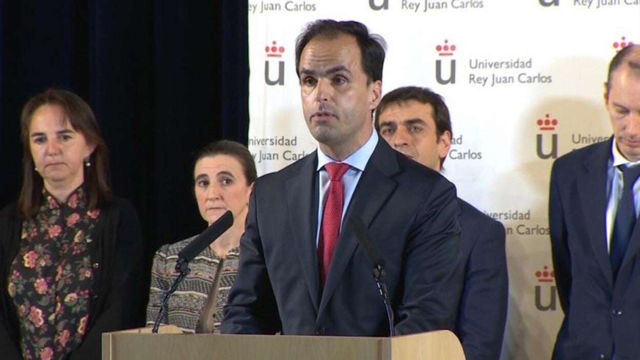 La URJC suspende al director del máster de Cifuentes