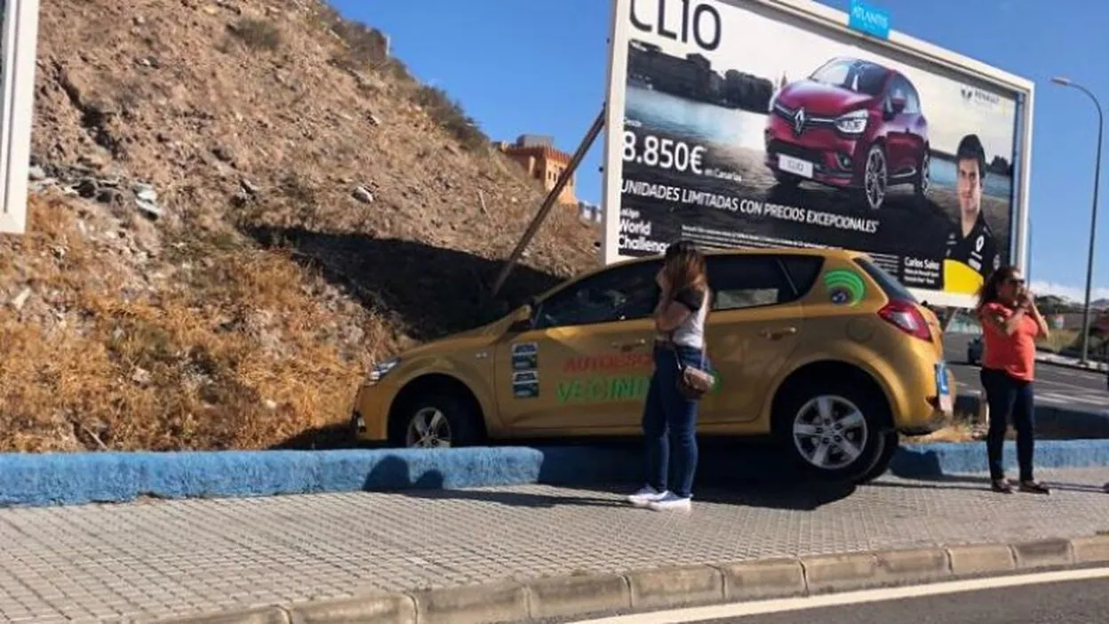 En el badén con el coche de la autoescuela