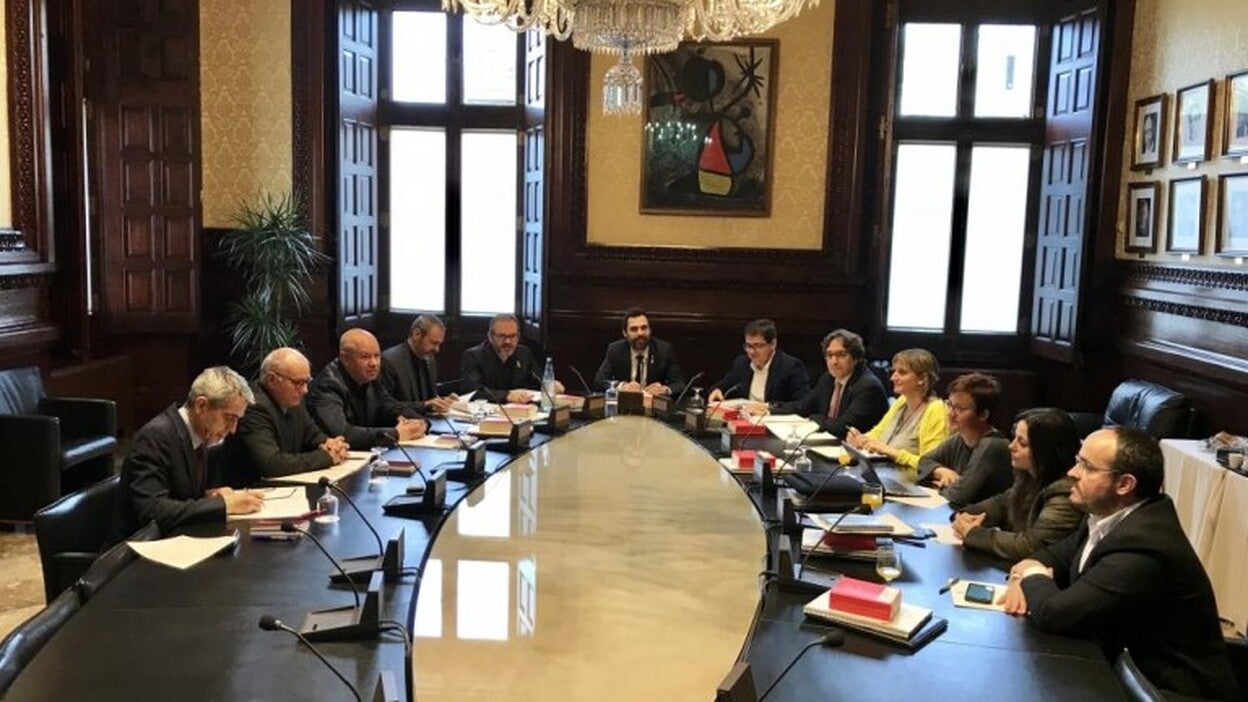 La Mesa de Parlament acuerda querellarse contra Llarena