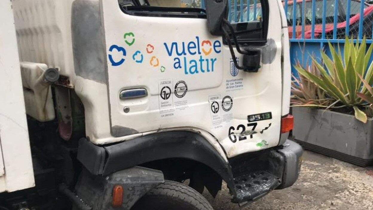 Un accidente con un camión de Limpieza deja un trabajador herido