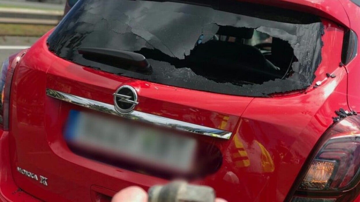 Rompen la luna trasera al lanzarle un tornillo en la Avenida Marítima