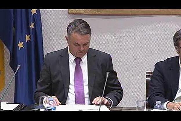 Negrín dijo una cosa en el Parlamento... y ahora hace otra