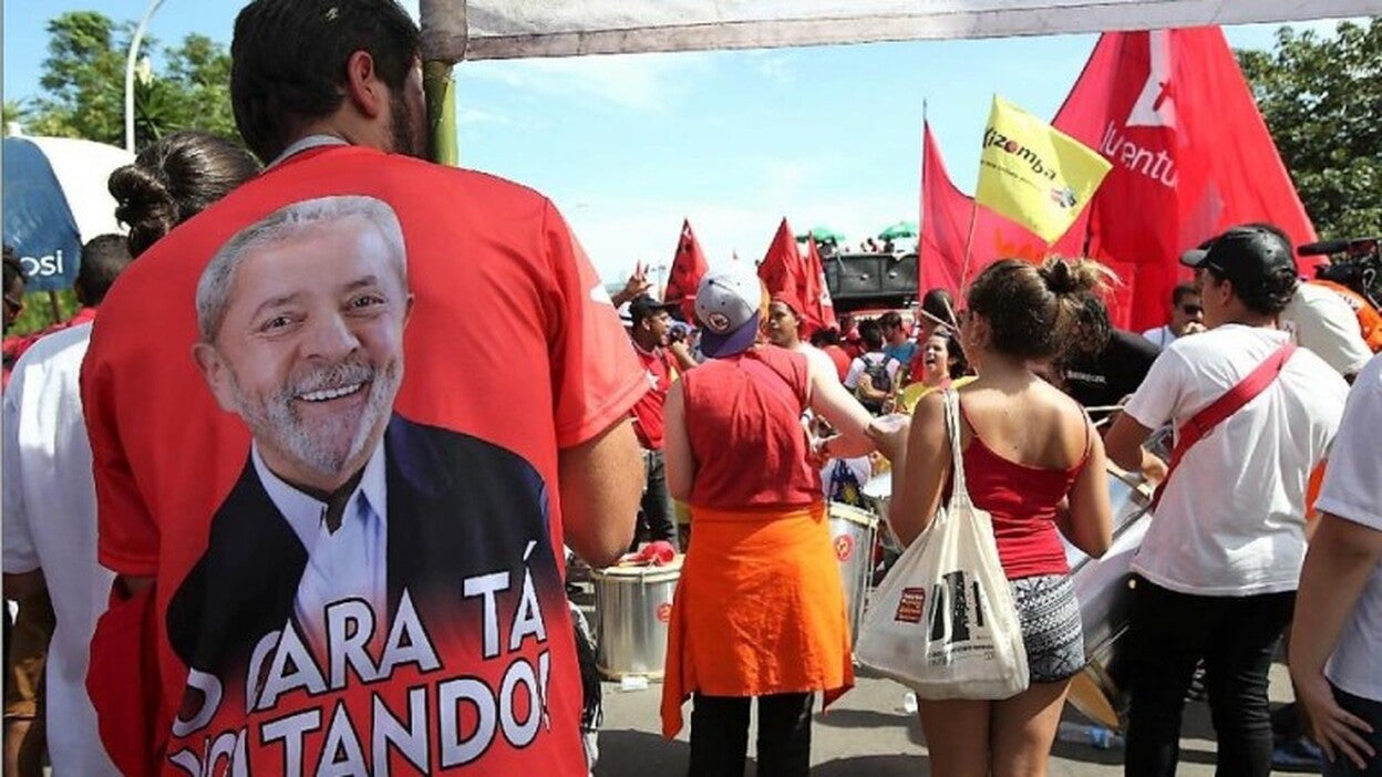 Lula cumple un mes de prisión con máxima popularidad