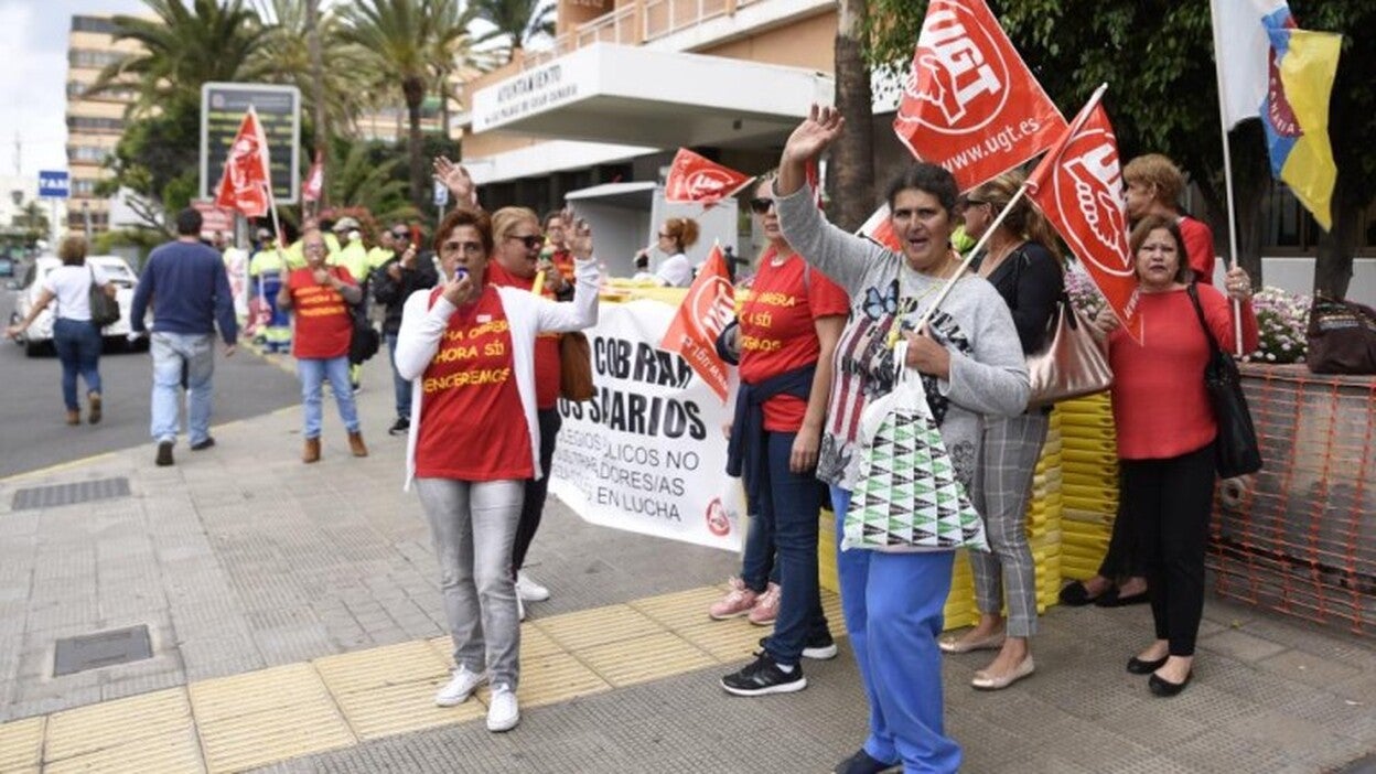 Trabajadores de limpieza de los colegios públicos exigen cobrar