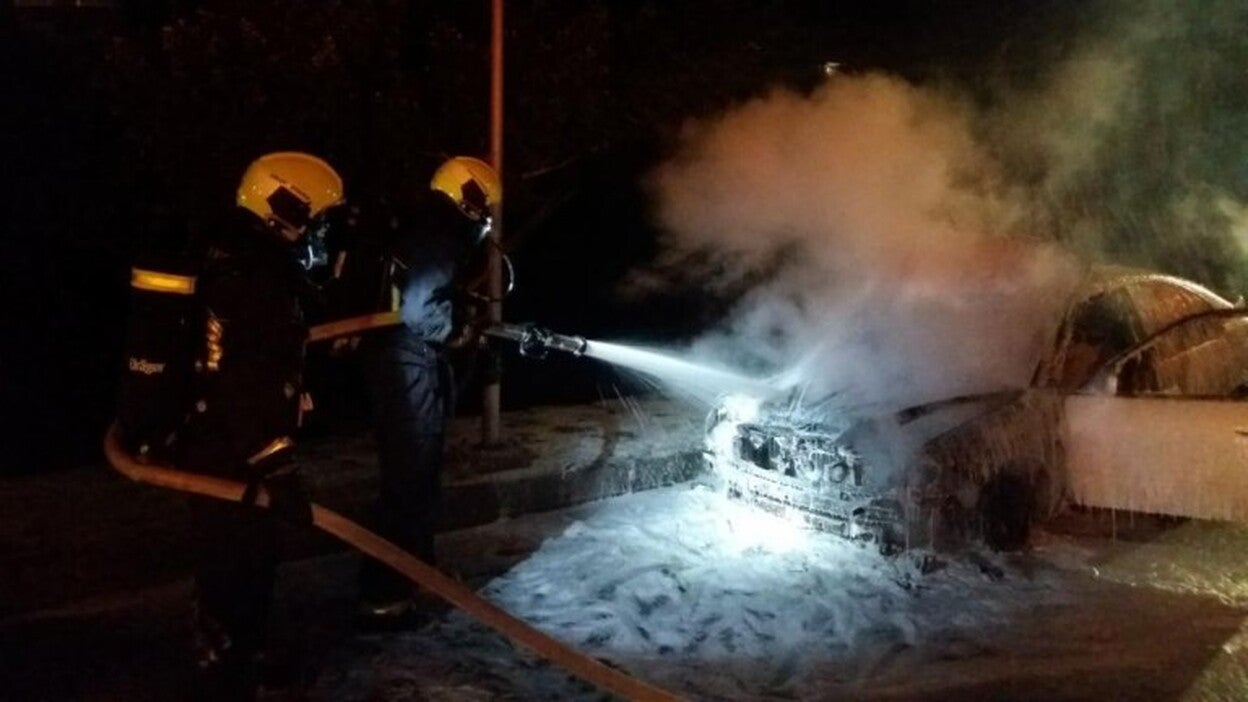Arden dos vehículos de madrugada en Mogán