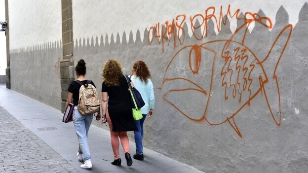 El alcalde pide ejemplaridad para los autores de las pintadas de Vegueta