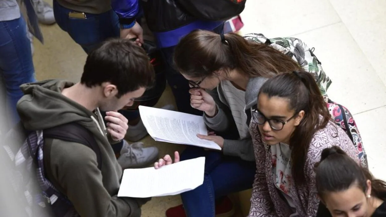 Los estudiantes consideran «tardía» la medida de acceso a las becas