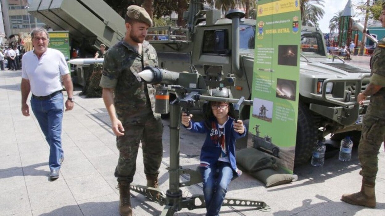 Las Fuerzas Armadas se exhiben en la ciudad para celebrar su día