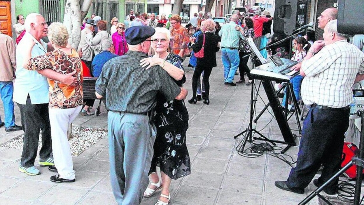 Los mayores bailarán otra vez en la calle al no dejarles en el Hogar