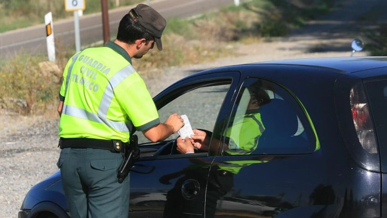 Falsificaban carnets de conducir que vendían por 3.000 euros a sus clientes