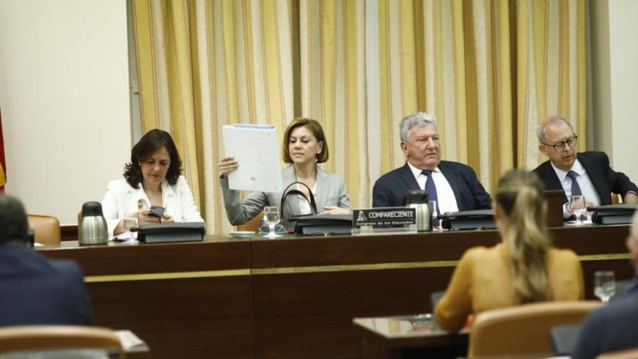 Cospedal acusa a Podemos de «machismo asqueroso» por mencionar a su marido