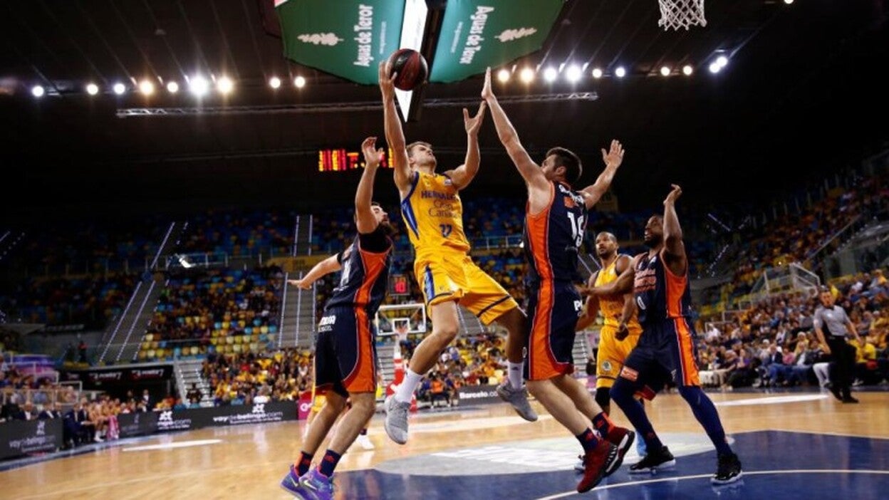 El Granca se apoya en su afición para vencer al Valencia (97-70)