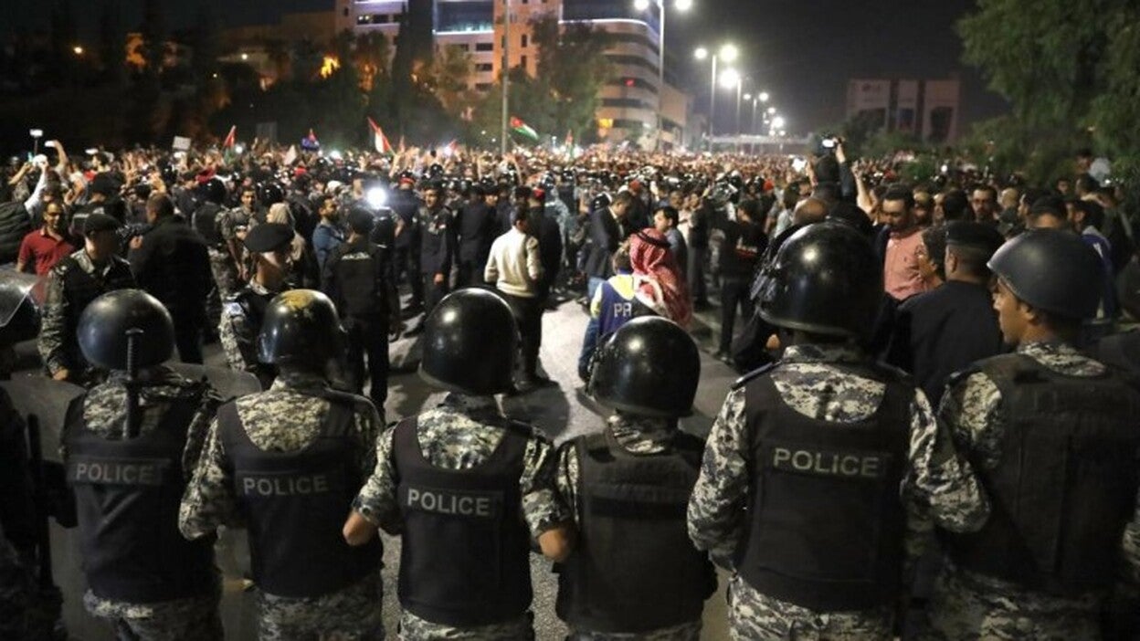 Las protestas en Jordania fuerzan la dimisión del primer ministro