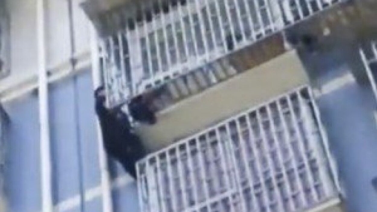 Un "Spiderman chino" escala 5 pisos para salvar la vida de un niño de 2 años