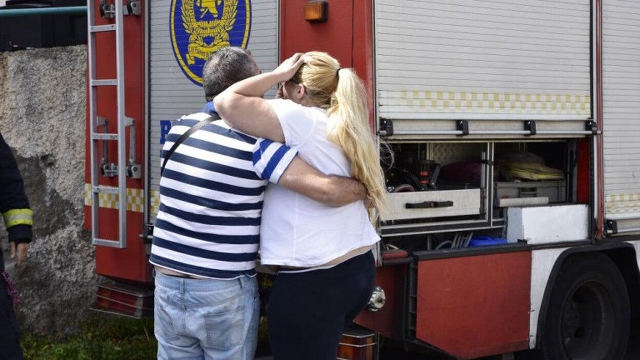 La asesina e intenta explosionar su casa