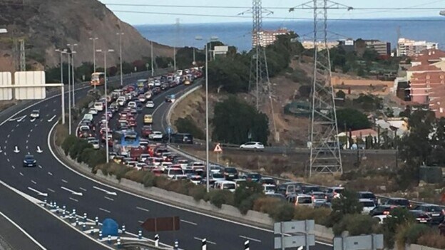 La fila de automóviles en la autopista del Sur llega hasta El Tablero /  C7 