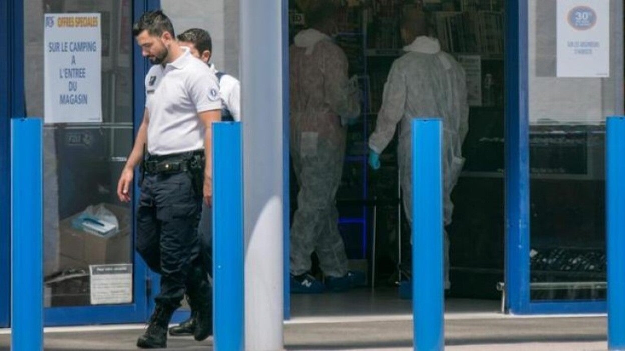 Hiere con un cúter a dos personas en un supermercado