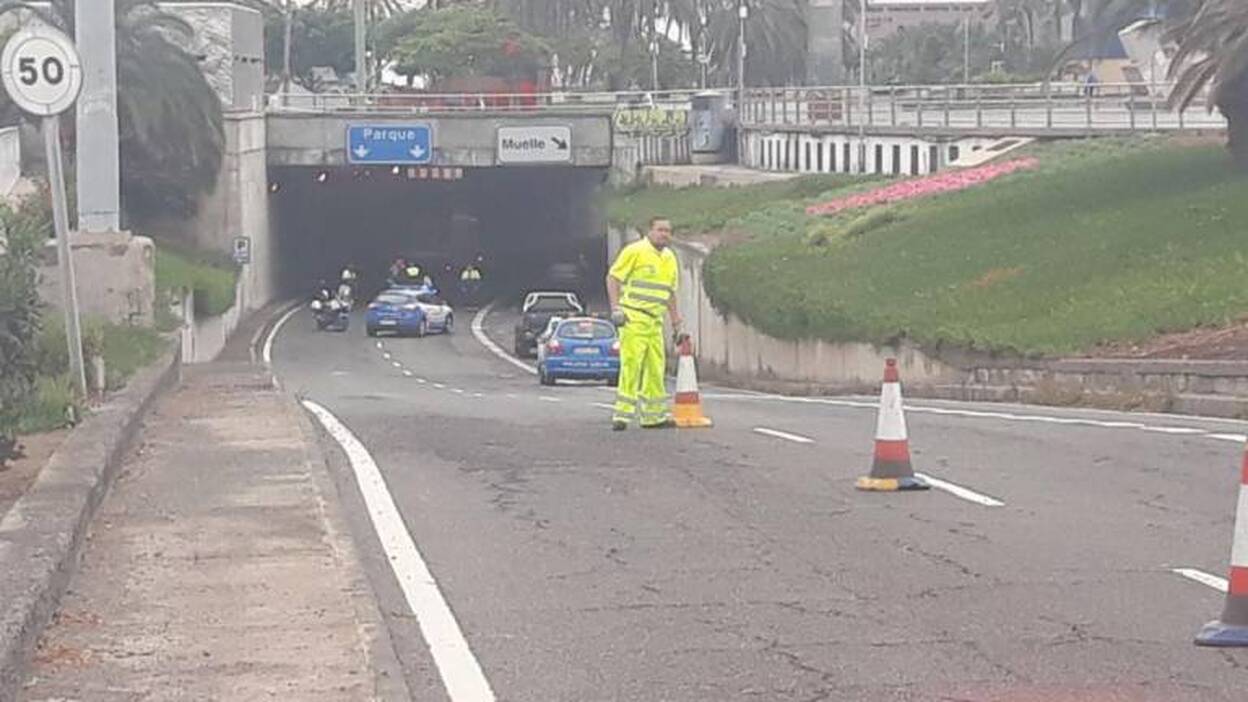 Un camión choca contra el túnel de Santa Catalina