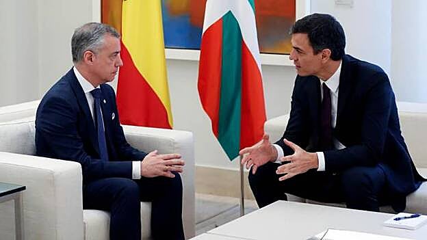 Sánchez pacta con Urkullu acercamiento de presos y traspaso de competencias