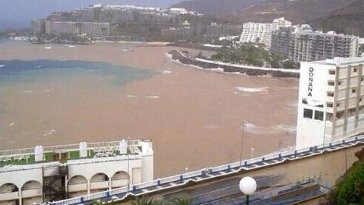 La costa recula 1,3 centímetros al año