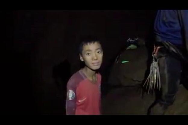 Rescatados los 12 niños y su entrenador de la cueva de Tailandia