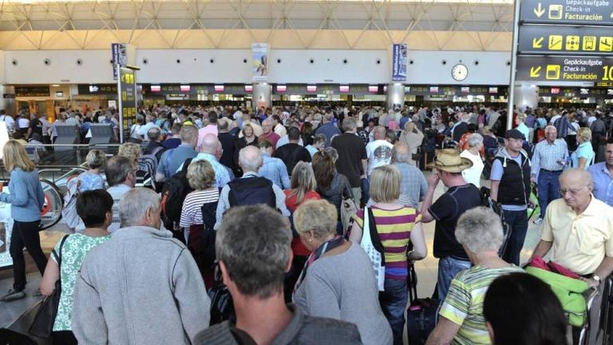 6.000 trabajadores convocados a paros en los aeropuertos canarios