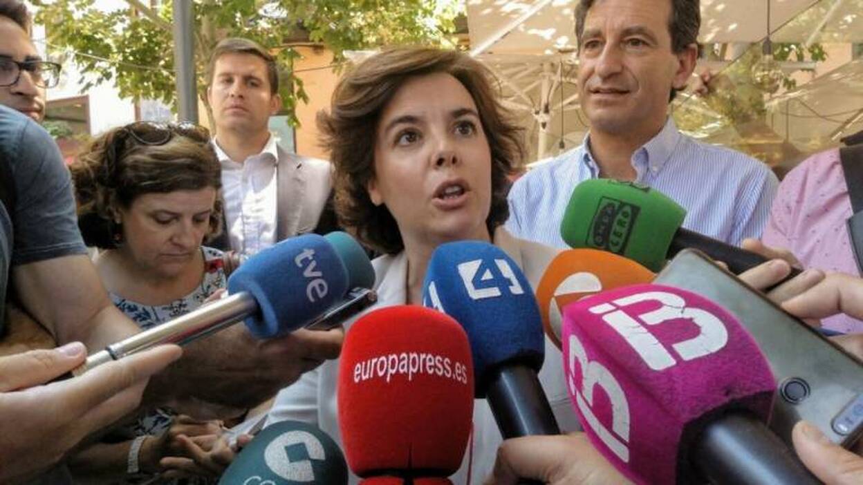 Sáenz de Santamaría cree que Casado debería escuchar a los militantes