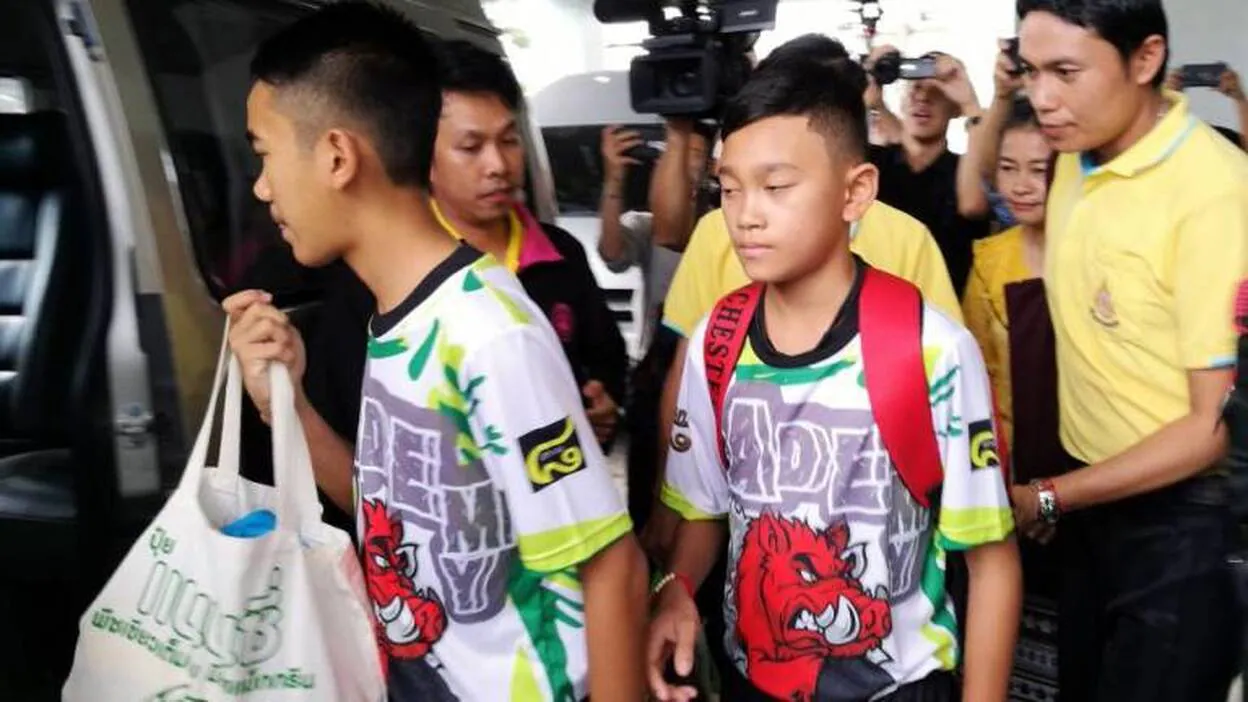 Los 12 chicos y el tutor rescatados en la cueva tailandesa salen del hospital