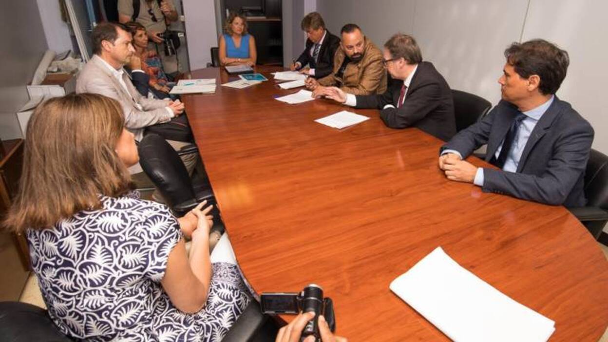 La ciudad y La Caixa renuevan su alianza contra la pobreza infantil