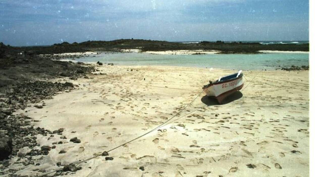 La Guardia Civil denuncia tres barcos de fiesta en Lobos