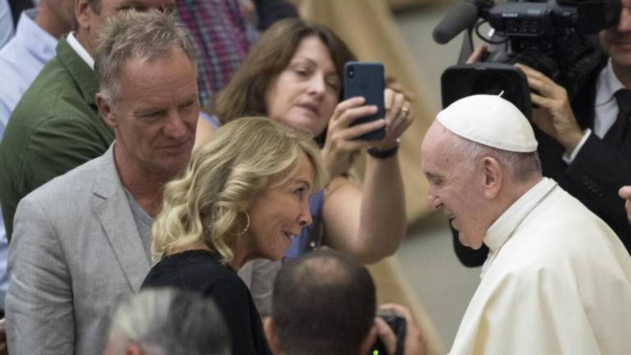 El papa Francisco saludó a Sting y a su mujer Trudie Styler en el Vaticano