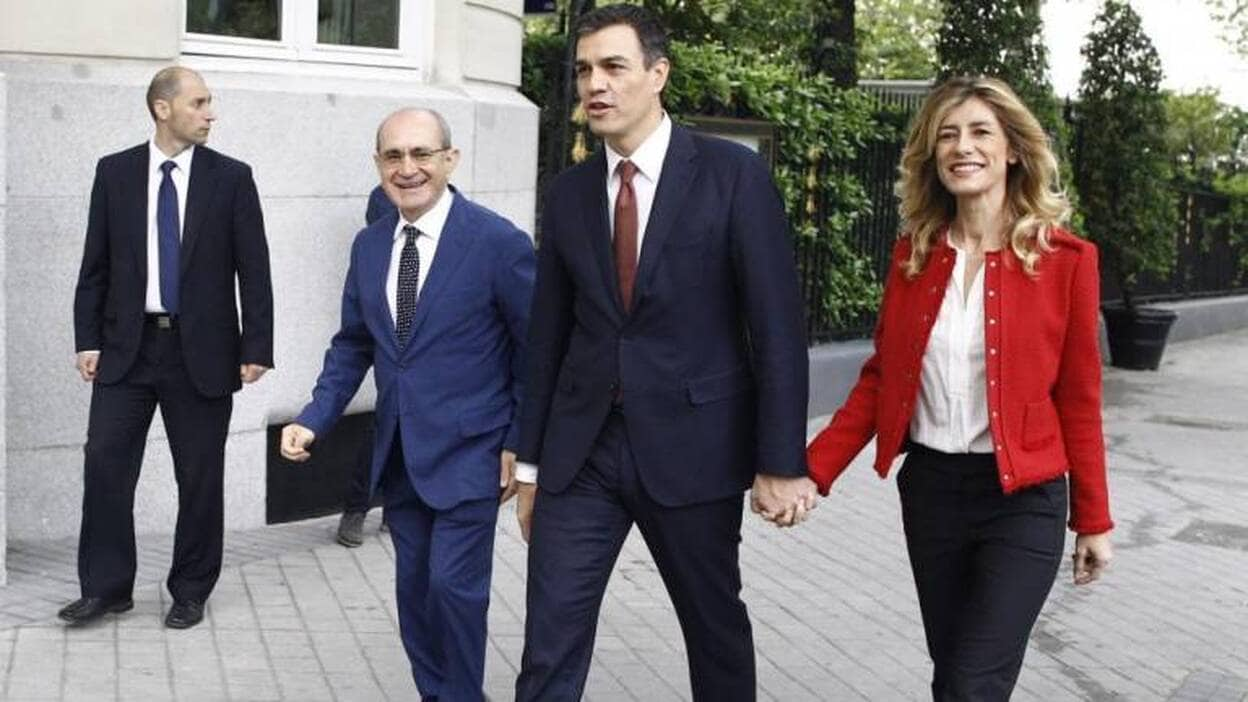 Oleada de críticas a Pedro Sánchez por su «agencia de colocación»