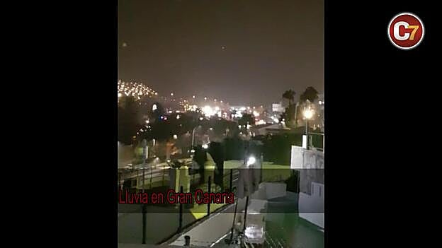 Noche de lluvia con rayos y truenos