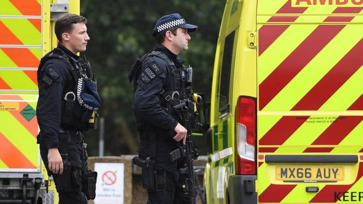 Estrella su coche contra el Parlamento británico