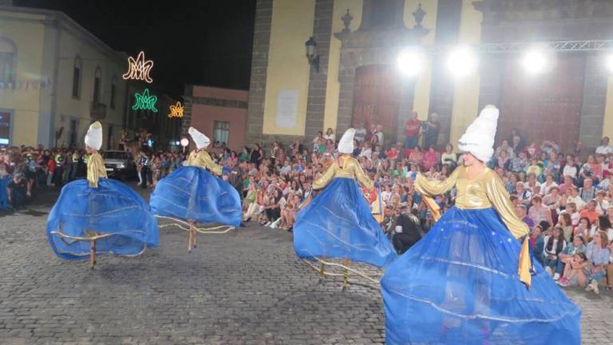 Guía, de fiesta entre carrozas y música