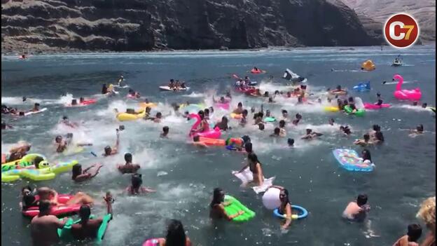 Un baño contra el macromuelle de Agaete