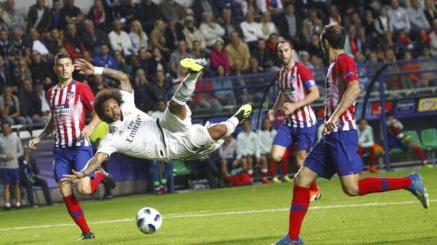 Marcelo intenta enganchar, en vano, el balón con media chilena. El  Madrid  rindió con altibajos ante un Atlético que abrió y cerró el marcador. / Efe.