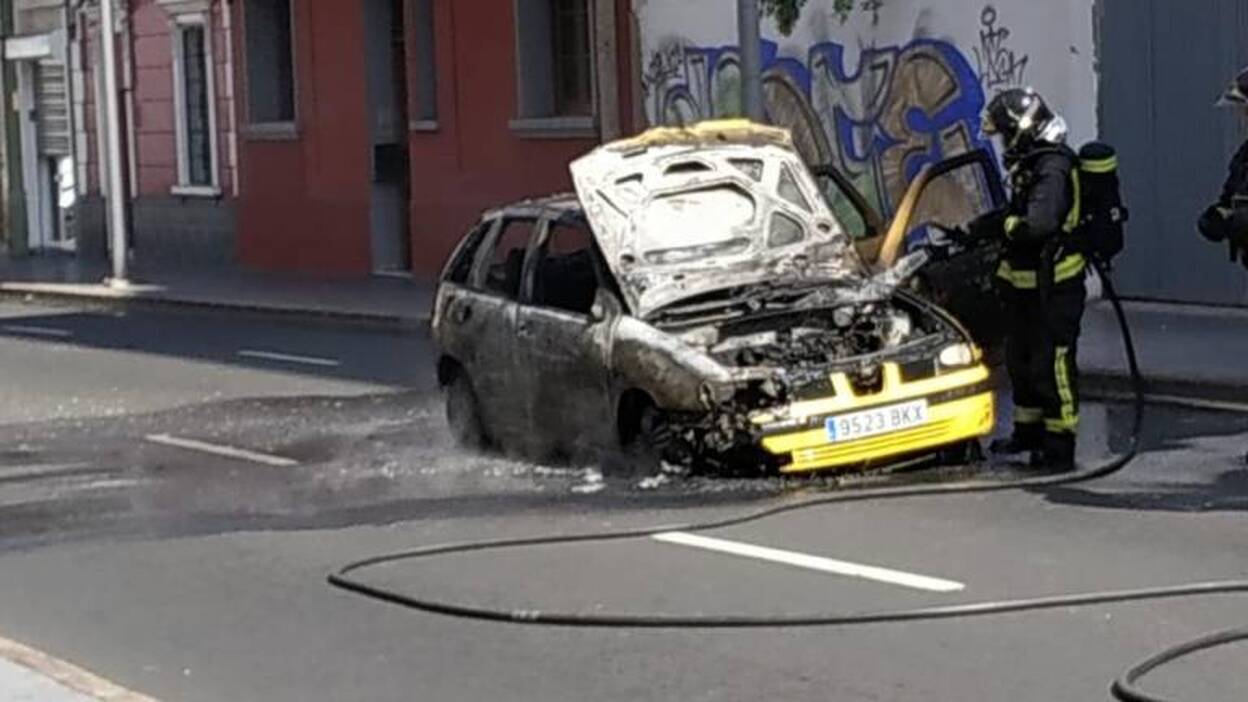 Arde un coche en la calle Juan Manuel Durán