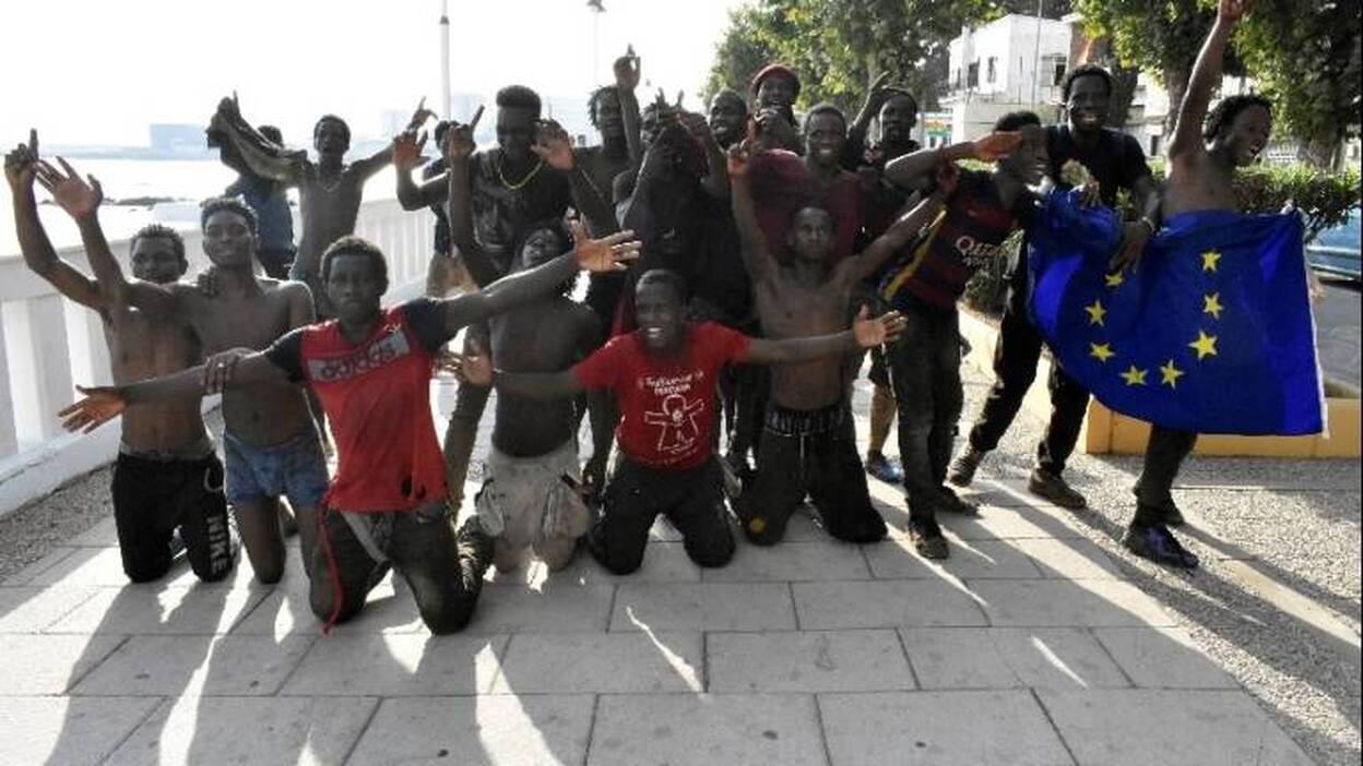 Detenidos diez inmigrantes por el salto violento a Ceuta