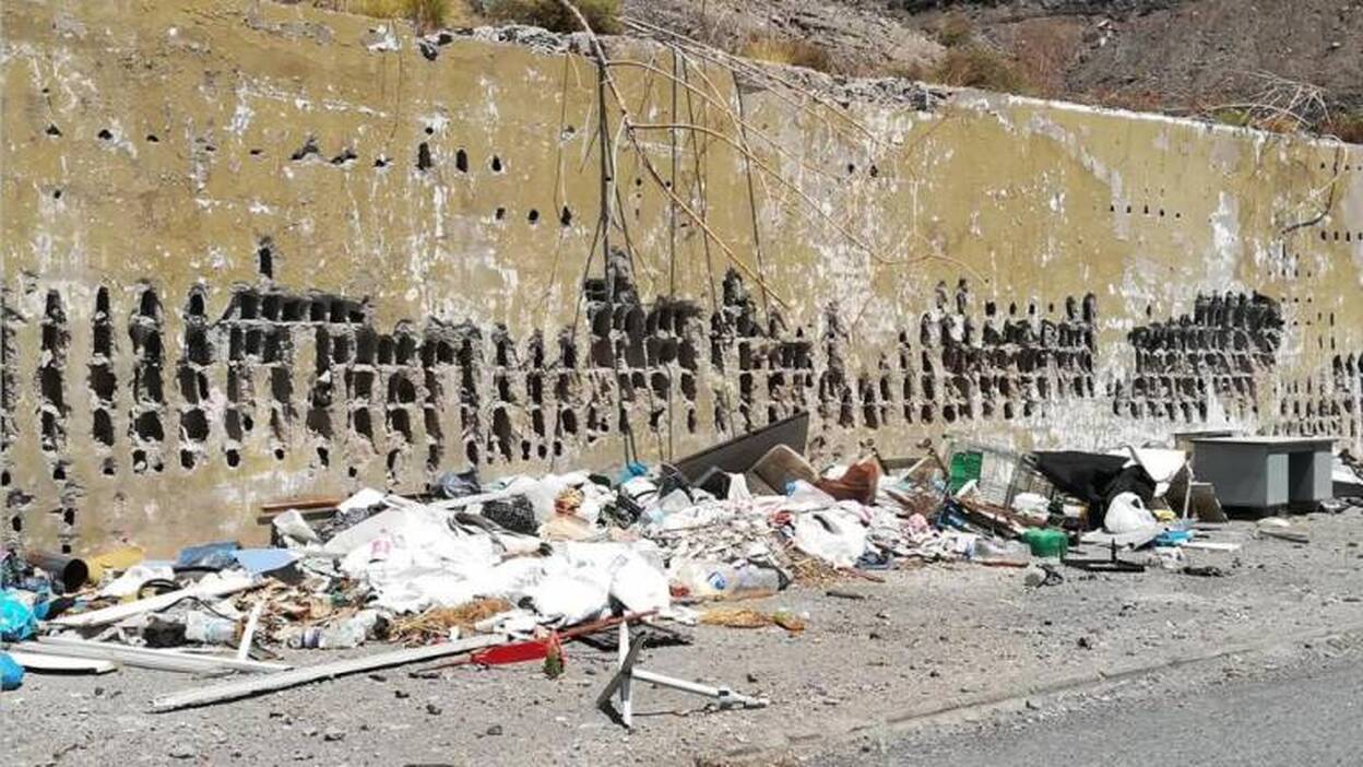 Denuncian vertidos de escombros, trastos y enseres cerca del antiguo Tívoli