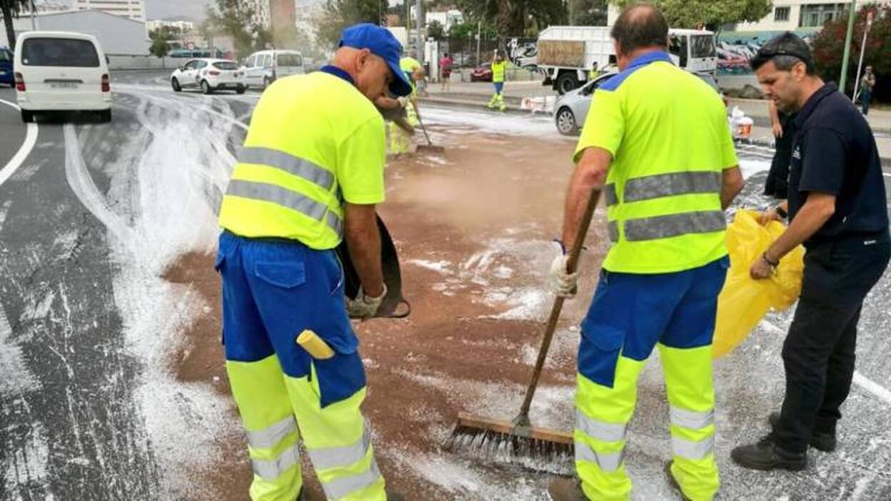 Un vertido de 33 botes de pintura colapsa La Ballena