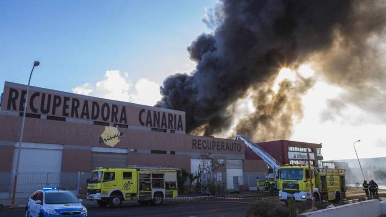 Un almacén reciclable arde en Arinaga