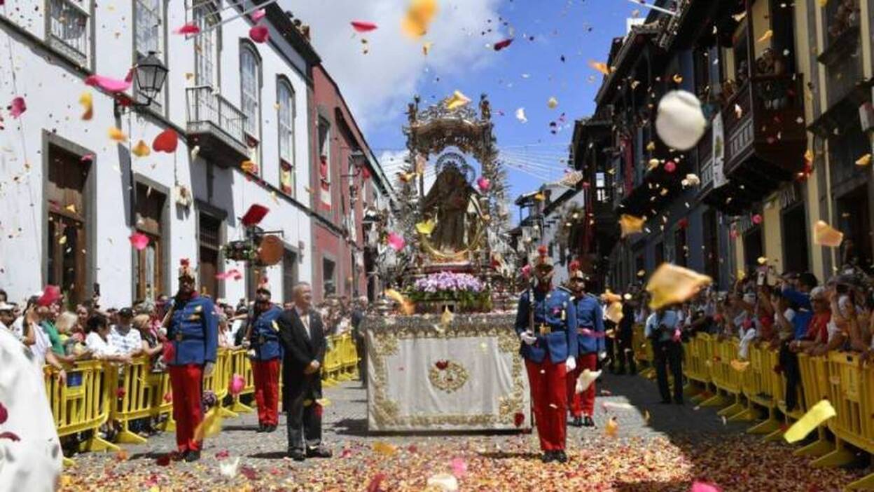 Pétalos y fe para la Virgen