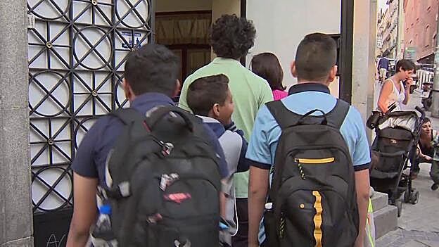 Los reyes llevan a la princesa y a su hermana al colegio