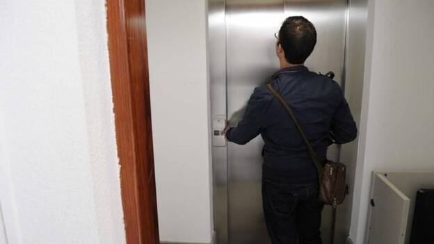 El Gobierno da una prórroga de dos meses a los ascensores