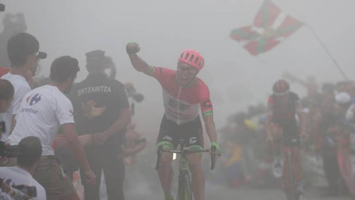 Woods emociona en el Monte Oiz, Valverde acecha la roja de Simon Yates