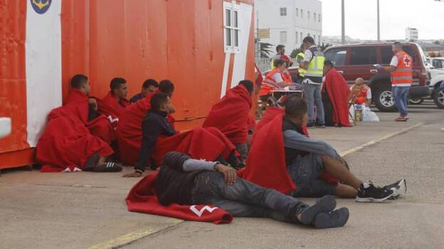 Interceptan una patera con 29 personas a dos millas de Famara