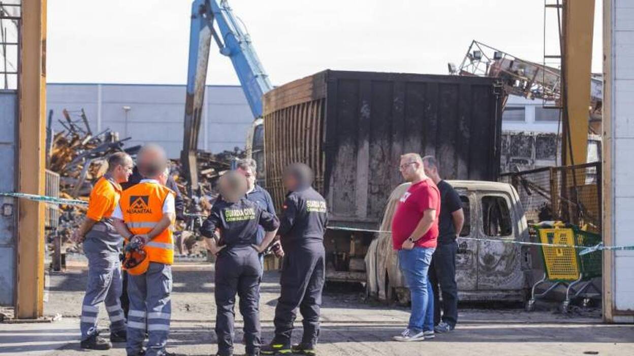 La Guardia Civil ya busca la causa del incendio de la nave de Arinaga