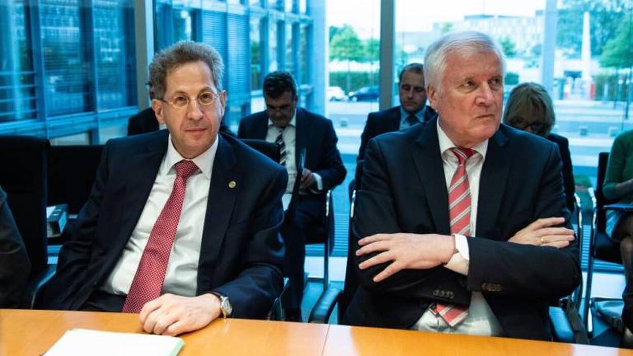 El Gobierno alemán releva al jefe del espionaje para cerrar la crisis